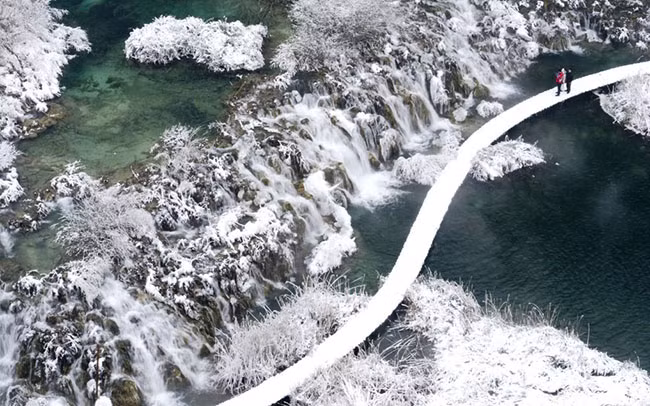 Vườn quốc gia Plitvice, Croatia: Cảnh tượng một loạt 16 hồ màu ngọc lam, xếp nối tiếp nhau tạo thành một màn trình diễn không thể nào quên. Khi mùa đông tới và nước hồ đóng băng lại, cảnh tượng trông còn ấn tượng hơn nhiều.