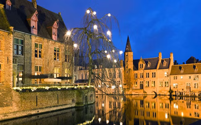 Bruges, Bỉ: Với các ngõ hẻm, nhằng nhịt kênh rạch theo kiến trúc bánh gừng, Bruges chắc chắn là đẹp nhất vào những tháng mùa đông. Hãy đến vào tháng Giêng hoặc tháng Hai khi Giáng sinh vừa qua và đã thị trấn đã bóc đi lớp đèn trang trí, bạn sẽ thấy thị trấn có vẻ đẹp đơn sơ của chính nó với những tòa lâu đài cổ nhiều hơn bất kỳ nơi đâu đang soi bóng xuống mặt nước lung linh.