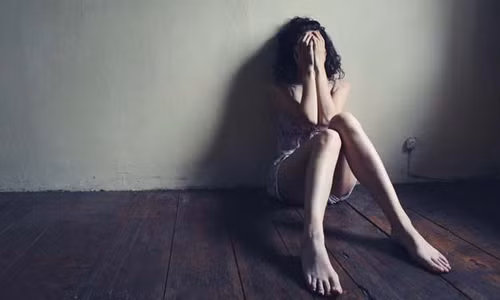 Co gai bi bo roi voi cai thai trong bung va 200 ngan dong