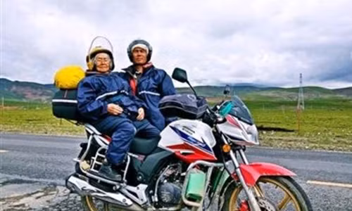 Me gia 84 tuoi cung con trai phuot Tay Tang