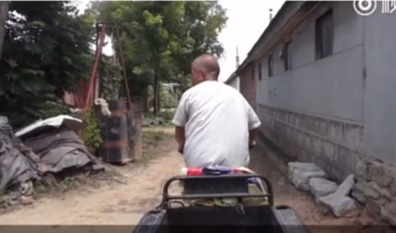 Xuc dong hinh anh nguoi con cham soc me gia tram tuoi-Hinh-2