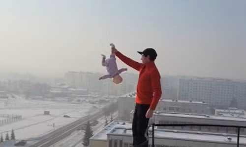 Ong bo Nga nghich dai voi con nho khien du luan buc xuc