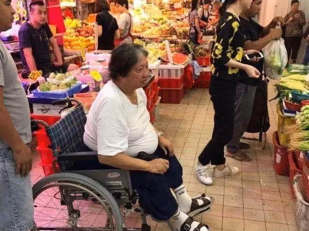 “Ong beo” lang vo thuat Hong Kong ngoi xe lan di cho mua rau