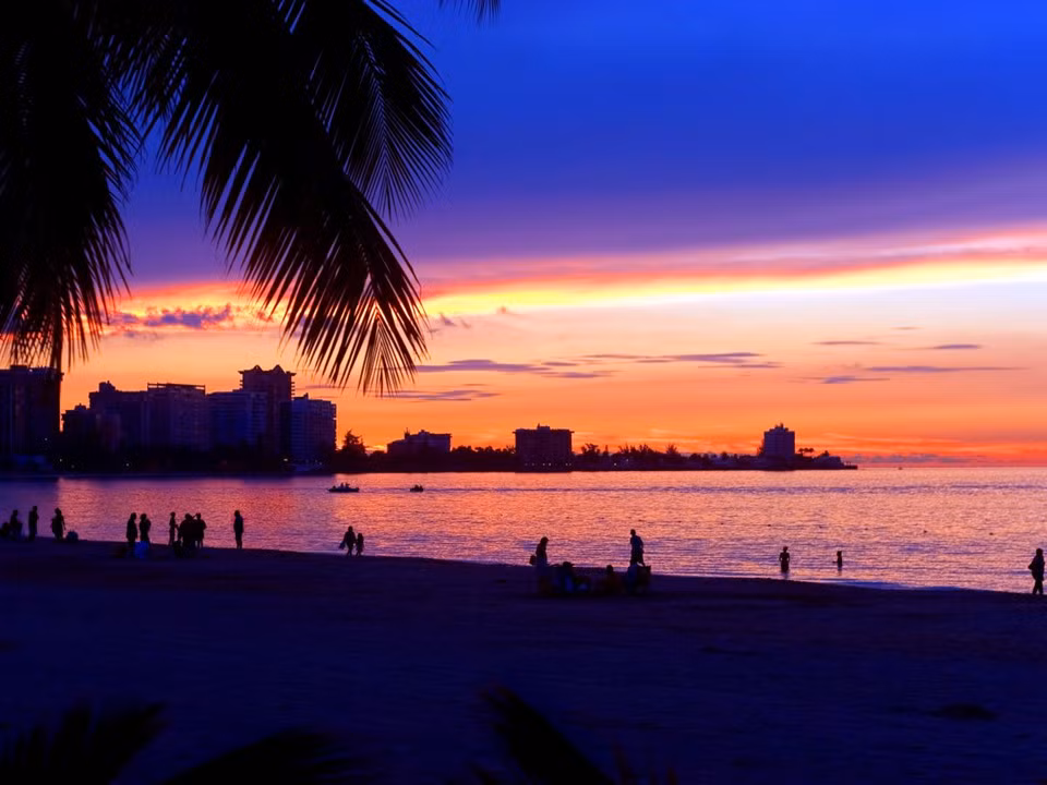 Puerto Rico: Nơi đây còn có tên gọi là “hòn đảo quyến rũ”. Thành phố San Juan hơn 500 năm tuổi là địa điểm hoàn hảo cho một ngày mua sắm và tham quan. Rừng nhiệt đới El Yunque có những thác nước, tháp đá và động vật hoang dã đầy màu sắc. Ảnh: Shutterstock/ARENA Creative.