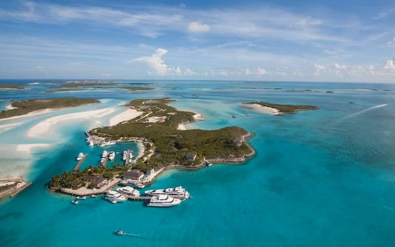 Turks and Caicos: Turks and Caicos có các khách sạn đẳng cấp quốc tế, những bãi biển cát trắng, nhiều điểm lặn và một trong những rặng san hô dài nhất thế giới. Vịnh Grace ở đây được người dùng của TripAdvisor bình chọn là bãi biển tuyệt nhất thế giới. Ảnh: Alamy /Patrick Phelan.