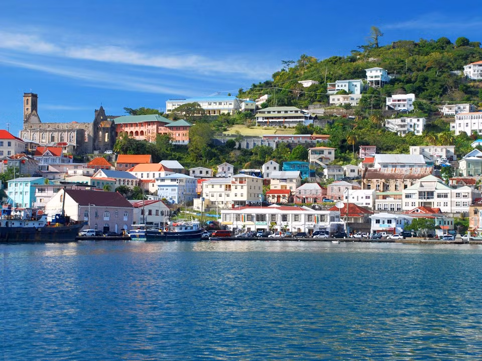 Grenada: Hòn đảo này là địa điểm du lịch lý tưởng cho các hoạt động như câu cá, đi thuyền buồm, đi bộ hay đạp xe. Nơi đây còn có những bãi biển tuyệt đẹp. Du khách có thể lặn ngắm cá mập, rùa và xác tàu, hay khám phá những rặng san hô rực rỡ. Đảo có các lễ hội diễn ra quanh năm và nhiều nhà hàng thú vị phục vụ những món ăn độc đáo mang hương vị Creole, Caribe và Tây Ấn. Ảnh: Shutterstock /Laszlo Halasi.