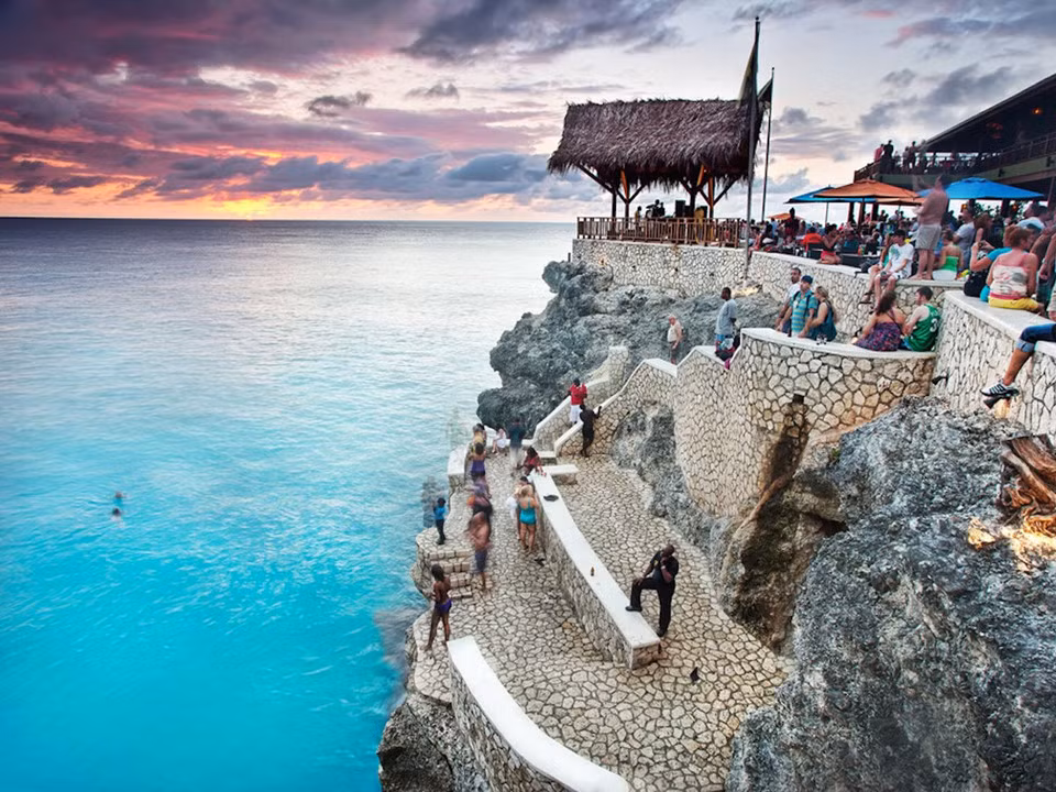 Jamaica: Jamaica được biết đến là “vùng đất của gỗ và nước”, nổi tiếng với các hoạt động du lịch như đi bộ đường dài, ngắm chim trong rừng và lặn biển. Du khách có thể mua sắm ở Montego, thư giãn trong các spa ở Ocho Rios và thử ẩm thực địa phương. Nếu có thì giờ, hãy đến Rick's Cafe ở Negril thưởng thức đồ uống, ngắm cảnh hoàng hôn hay ghé thăm những vách đá bên bờ biển. Ảnh: Flick/ Chris Ford.