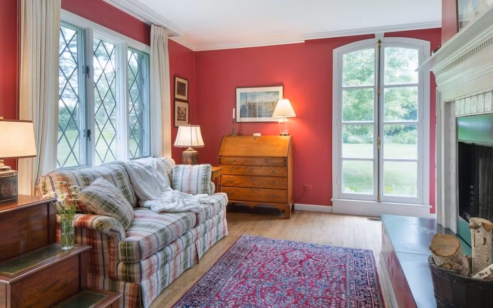 Tường nhà được sơn những gam màu tươi sáng, mang lại cảm giác thư giãn và vui vẻ.