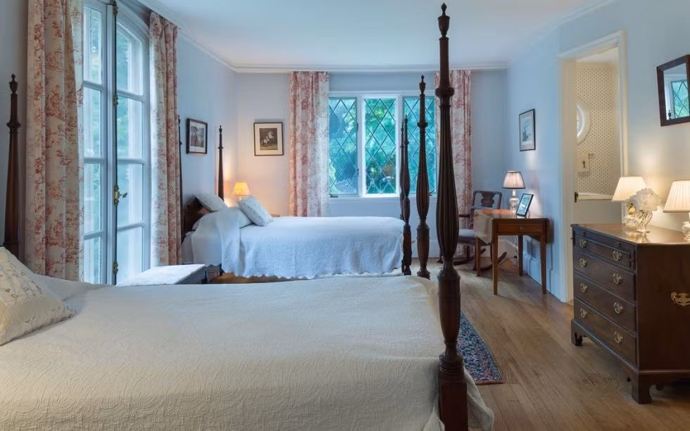 Sàn nhà bằng gỗ tự nhiên, cửa ra vào của Pháp, cửa sổ có trám chì, lò sưởi theo phong cách Châu Âu nguyên bản, và phòng khách có cửa kính phủ từ trần nhà xuống sàn.