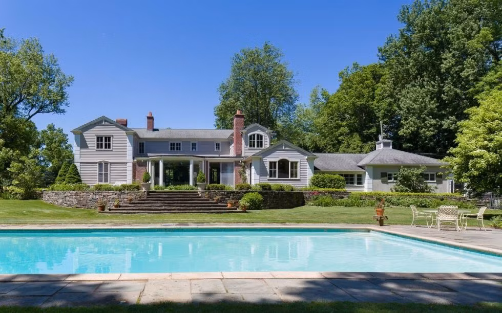 Khu nhà được xây dựng từ năm 1948, rộng hơn 1634 m² với căn biệt thự rộng 398 m², còn lại là bể bơi và sân vườn.