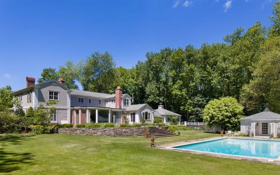 Chủ nhân của căn biệt thự này là Kay Brown, người quản lý của Miller.