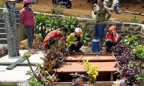 Thi the be gai 6 thang tuoi trong boc vai ven duong