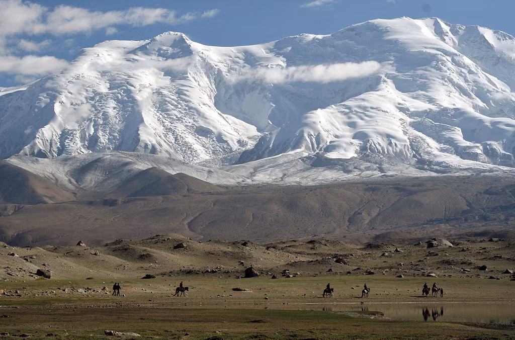 Núi Côn Luân: Phái Côn Luân xuất hiện khá nhiều trong các tác phẩm của Kim Dung, dù không có vai trò nổi bật. Võ phái này xuất phát từ núi Côn Lôn, Tây Vực. Trên thực tế, dãy Côn Lôn nằm ở Tây Tạng và là một trong những dãy núi dài nhất châu Á (3.000 km). Dãy núi hùng vĩ này có độ cao trung bình hơn 5.500 m. Đây được xem là thiên đường của người theo Đạo giáo. Ảnh: SummitPost.