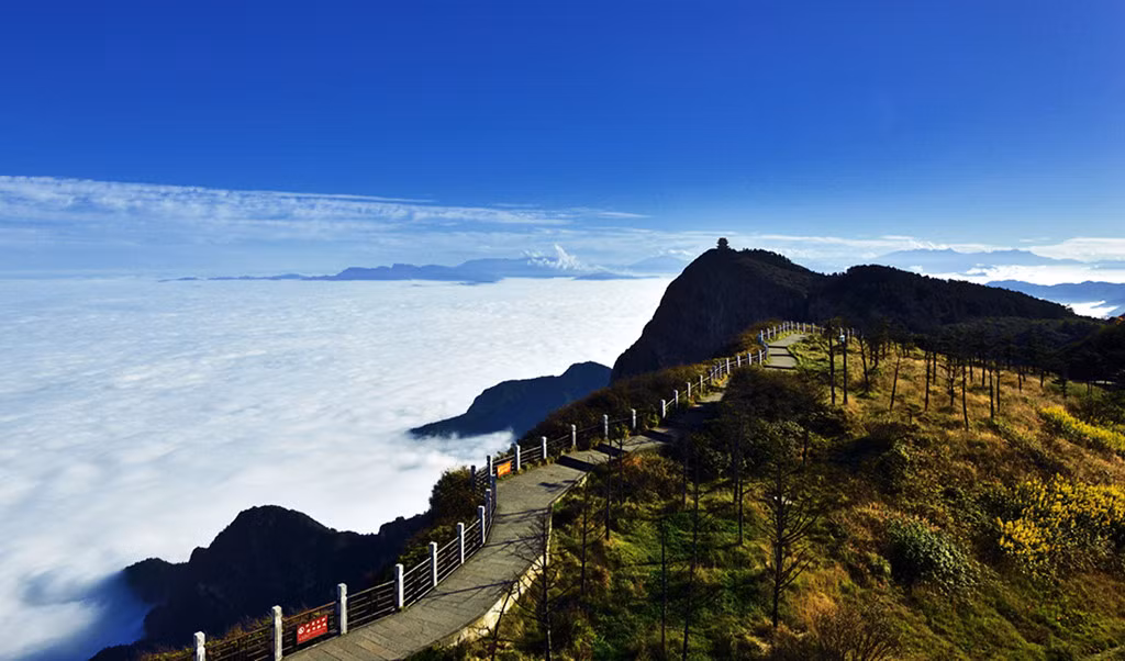 Núi Nga Mi: Nằm ở phía trung Nam tỉnh Tứ Xuyên, miền Tây Trung Quốc, núi Nga Mi là một trong Tứ đại Phật giáo danh sơn, do Bồ tát Phổ Hiền bảo trợ. Đỉnh cao nhất của Nga Mi là Vạn Phật thuộc ngọn Kim Đỉnh, với độ cao 3.099 m. Ảnh: Chinadiscovery.