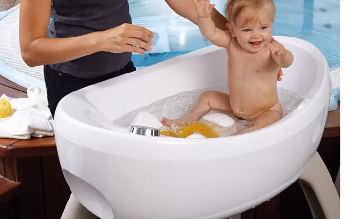 Bồn tắm với hệ thống đèn LED chiếu sáng có giá 2.186 USD.