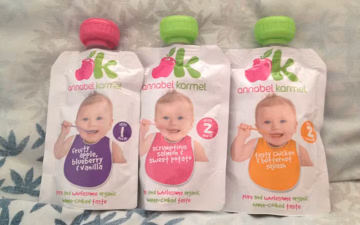 Đồ ăn chế biến sẵn dành cho trẻ em nhà giàu rất đắt. Chẳng hạn như 1 kg bột bí đỏ có giá 19 USD. Mỗi tuần các bé ăn thức ăn chế biến sẵn kiểu này tiêu tốn khoảng 54 USD.