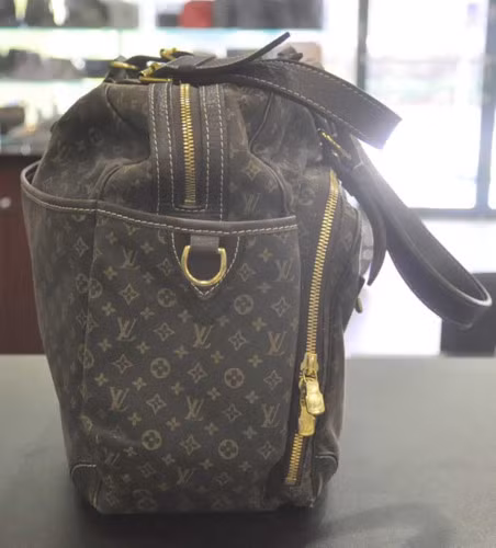 Túi đựng đồ trẻ em mang thương hiệu Louis Vuitton có giá 2.200 USD.