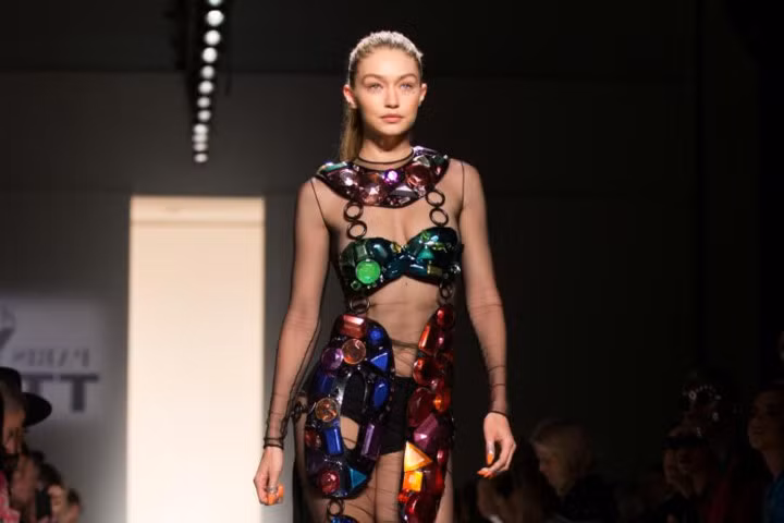 Người mẫu Gigi Hadid trong một thiết kế độc đáo từ thương hiệu Jeremy Scott.