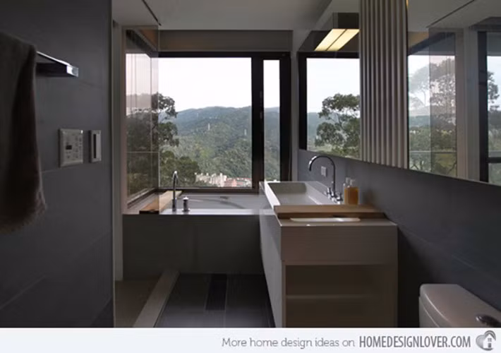 Phòng tắm nhỏ nhưng hiện đại.