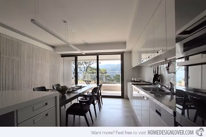 Bộ bàn ghế ăn kiêm bàn làm việc đơn giản nhưng hút mắt, đồng thời bắt cặp nhịp nhàng với tông màu chủ đạo của căn hộ.