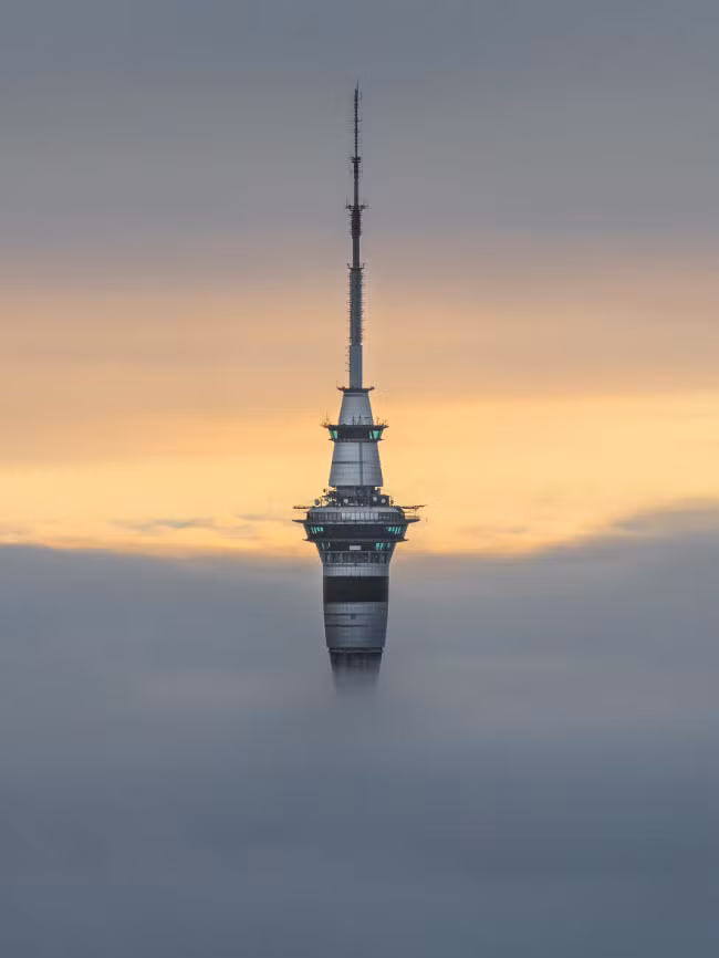 Tòa tháp Auckland Sky Tower nổi bật giữa biển sương mù.
