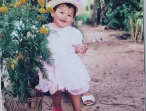 Lúc 9 tháng tuổi, cả nhà Ánh Viên được một phen hoảng loạn khi cô bé bị sốt xuất huyết rất nặng. Bà Ánh Hồng, mẹ của Ánh Viên kể lại chuyện thật mà như đùa: “Lúc vào viện, vì con bé quá mập, tay chân ngấn thịt nên bác sĩ tìm mãi không thấy ven để truyền nước. Rồi người ta phải cạo đầu con bé để truyền nước qua mạch máu trên da đầu. May mắn nên sau đận đó, Ánh Viên chẳng còn ốm đau gì nữa”.