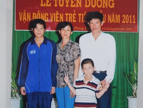 Đúng là “như cá gặp nước”, Ánh Viên chỉ mất 3 ngày là có thể bơi tốt. Cứ thế, đến năm học lớp 5, Ánh Viên được trường chọn đi thi đấu tại Hội khỏe Phù Đổng cấp huyện, sau đó là cấp thành phố rồi được chọn vào đội tuyển bơi lội của Trung tâm TDTT Quốc phòng 4 (Quân khu 9). Sự nghiệp chuyên nghiệp của Ánh Viên bắt đầu từ đó.