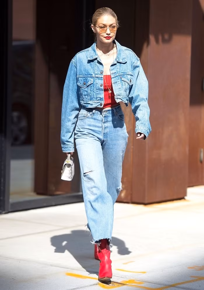 Gigi Hadid Gigi Hadid làm mới mình với “cả cây” denim kết hợp crop top khoe vòng eo “con kiến” ra phố. Túi xách nhỏ xinh cùng ankle boots nổi bật tạo diện mạo cá tính cho cô nàng.