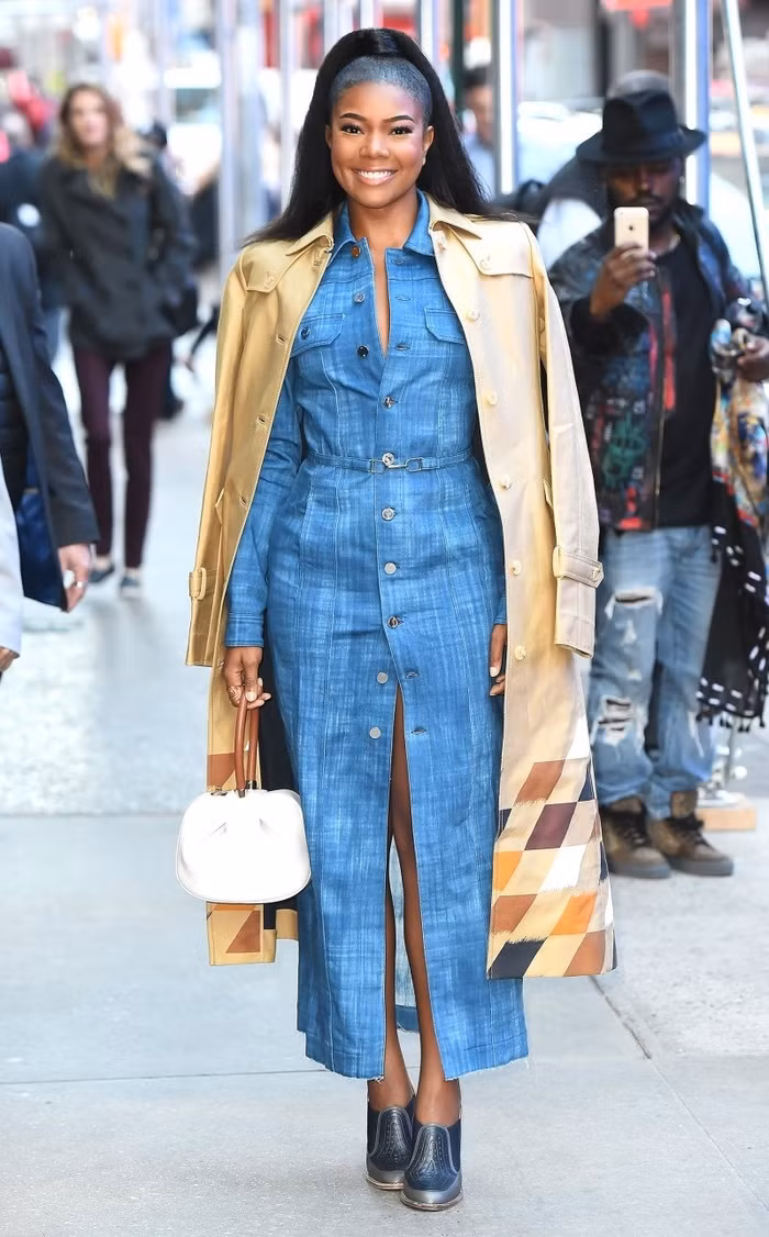 Gabrielle Union Áo khoác dáng dài, túi xách nhỏ xinh giúp nhấn nhá thêm vẻ cá tính, trẻ trung cho set đồ denim của Gabrielle Union.