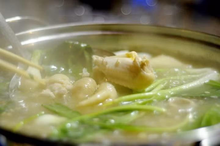 Lẩu. Đây dường như là món ngon được rất nhiều người ưa thích mỗi khi đông về. Sẽ tuyệt biết bao khi bạn cùng người thân ngồi quây quần bên nồi lẩu ấm nóng, xì xụp thưởng thức.