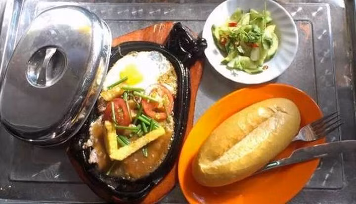 Bánh mì bít tết. Bánh mì bít tết vốn xuất phát từ ẩm thực Pháp. Nhưng trong quá trình du nhập vào Việt Nam, với sự tài tình của những đầu bếp Việt đã giúp món ăn này trở nên phổ biến hơn, dễ dàng tiếp cận với mọi thực khách và ngày càng được ưa chuộng đặc biệt khi tiết trời lạnh.