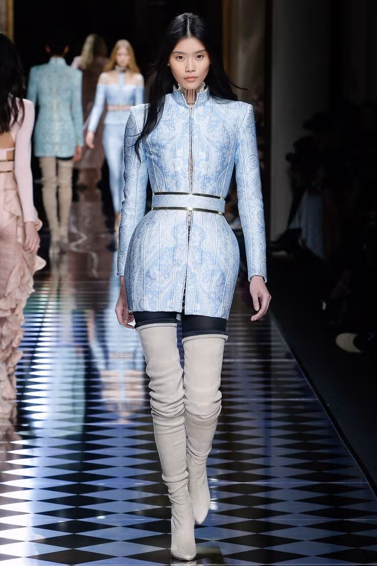 2 năm sau, sự nghiệp của Ming Xi bắt đầu khởi sắc khi nhận được lời mời trình diễn trong show thời trang của Givenchy, Max mara, Kenzo, Dior, Chanel...