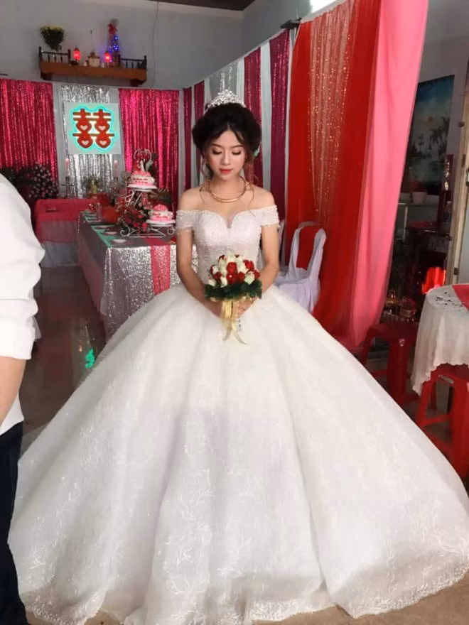 Co dau vui ve mac quan dui, di giay the thao trong ngay mua bao-Hinh-2