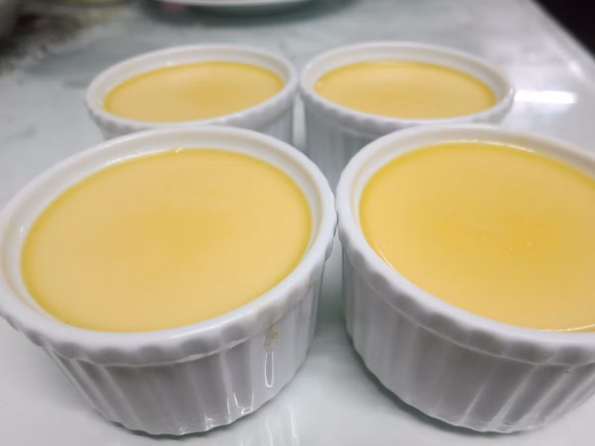 Bước 5: Đổ hỗn hợp sữa vào cốc đựng caramen.