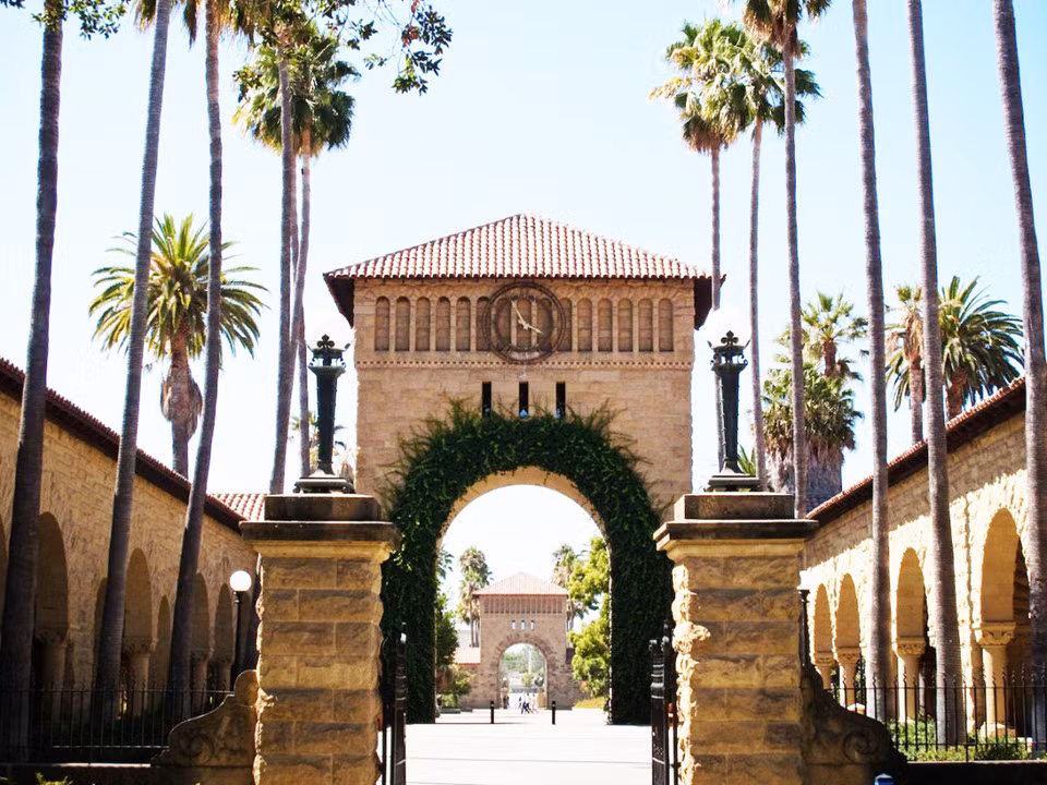 ĐH Stanford đứng thứ hai với 13 cựu sinh viên. Hai nhà đồng sáng lập Google Sergey Brin và Larry Page cùng Elon Musk, nhà sáng lập SpaceX và đồng lập Tesla Motors và PayPal, ông chủ Snapchat Evan Spiegel là những cái tên góp phần làm nên tên tuổi của trường.