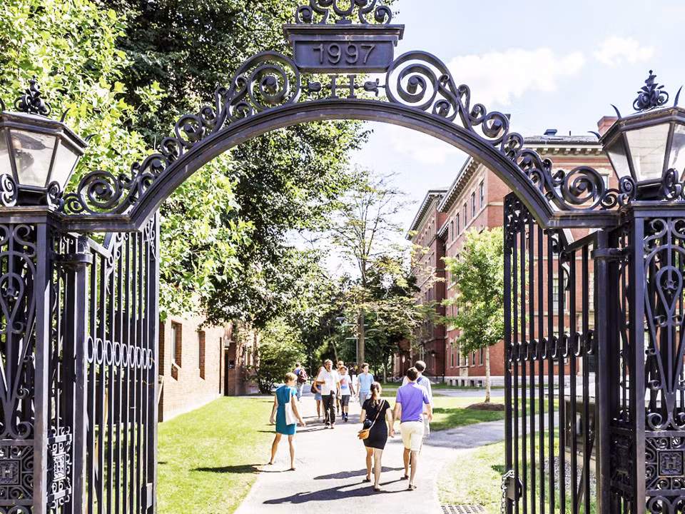 ĐH Harvard đứng thứ 5 với 11 cựu sinh viên lọt vào danh sách 400 tỷ phú năm 2017 của Forbes. Ngoài cựu CEO Microsoft Steve Ballmer, Harvard còn nổi danh nhờ hai cựu sinh viên lừng lẫy Bill Gates và Mark Zuckerberg. Cả hai đều là tỷ phú hàng đầu thế giới dù bỏ học đại học giữa chừng.