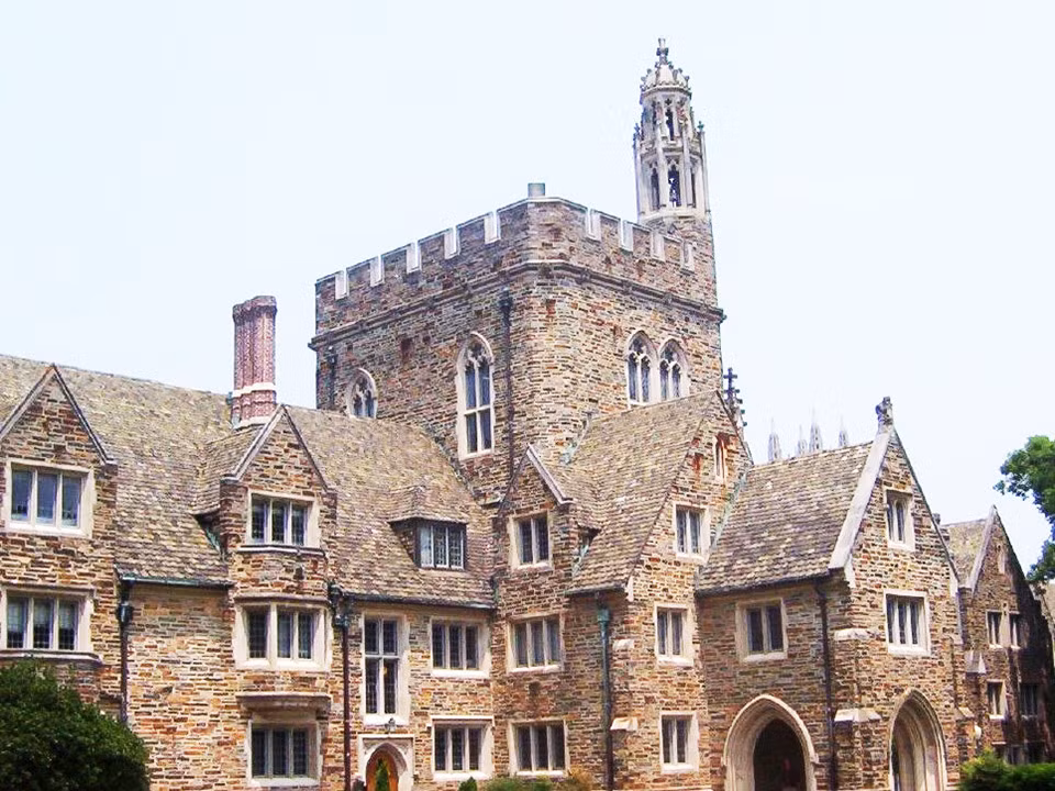 ĐH Duke đứng thứ 9 với 6 cựu sinh viên góp mặt vào danh sách 400 tỷ phú còn sống năm 2017 của Forbes. Trong đó, tỷ phú Jay Robert (J.B.) Pritzker tốt nghiệp ngành Khoa học Chính trị năm 1987. Hai tỷ phú khác từng học tại Duke là Marijke Mars, người thừa kế tập đoàn sản xuất bánh kẹo và thức ăn vật nuôi Mars Inc , cùng David Rubenstein , đồng sáng lập Công ty Luật Carlyle Group.