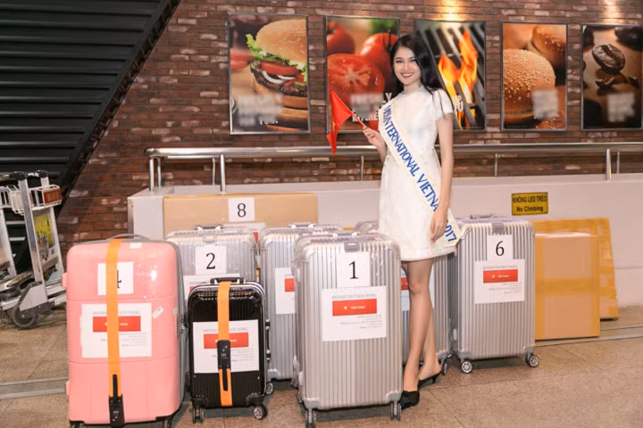 Tổng hành lý của đại diện Việt Nam gồm 10 kiện, nặng gần 140kg. Trong đó, bộ trang phục dân tộc chiếm 3 kiện hành lý riêng để có thể vận chuyển.