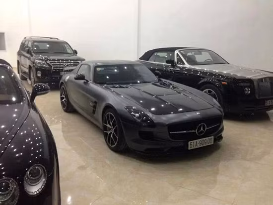 Được biết, gia đình chồng Hà Tăng sở hữu bộ sưu tập xe trị giá hơn trăm tỷ đồng. Trong đó có nhiều cái tên thuộc vào hàng hiếm đi kèm giá bán siêu đắt như Mercedes-Benz SLS AMG, Rolls Royce, Bentley Continental GTC Speed, Maybach, hay Lexus...