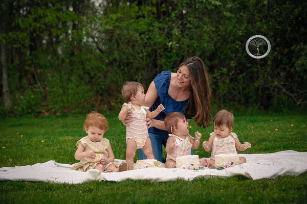 Jackie có nguy cơ cao bị rơi vào tình huống hai phôi thai chung một nhau nên bác sĩ khuyên cô nhập viện từ tuần thứ 25 để theo dõi liên tục cho đến ngày sinh. "Chuyện khó khăn nhất lúc đó chính là họ phải bỏ cô con gái 2 tuổi Brooke ở nhà. Cô ấy còn chia sẻ rằng lúc đầu Brooke thấy sợ khi vào viện thăm mẹ vì những thứ dây dợ cắm quanh người cô. Nhưng về sau thì con bé đã quen dần", Marrero cho biết.