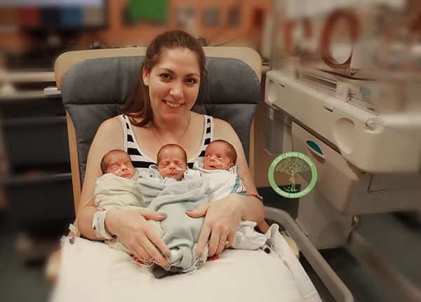 JoAnn Marrero là nhiếp ảnh gia đã theo sát vợ chồng Jackie từ khi họ mang thai và sinh con. Chia sẻ với Huffpost, Marrero cho biết: "Vào thời điểm đó, Tom vừa bắt đầu kinh doanh và hai vợ chồng cũng đang xây một ngôi nhà mới. Khi thai được 8 tuần, Jackie đã đi siêu âm một mình do Tom bận rộn hoàn thiện ngôi nhà trước khi em bé chào đời".