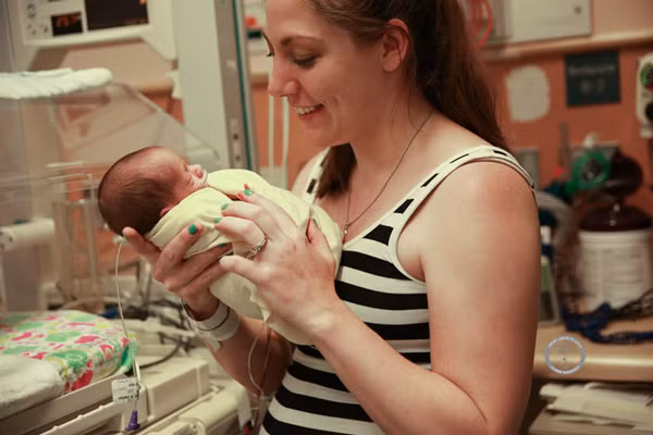 "Tom và Jackie cảm thấy may mắn vì cuối cùng tất cả các con đều phát triển khỏe mạnh", Marrero cho biết. Cặp vợ chồng cũng bày tỏ sự biết ơn với gia đình, bạn bè, người thân đã hỗ trợ trong quá trình mang thai, sinh nở. "Nhiều người nói với Jackie rằng cuộc sống sẽ khó khăn hơn vì cô ấy sẽ chẳng được bao giờ ra khỏi nhà khi có thêm 3 đứa trẻ. Vậy nhưng cô ấy luôn tỏ ra "tôi là một cô gái hướng ngoại" và tự mình đưa tất cả các con đi chơi khắp nơi", nữ nhiếp ảnh gia cho biết.