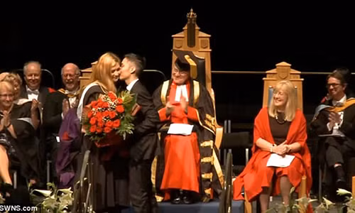 Dang lam le tot nghiep, bat ngo "bi" ban trai cau hon