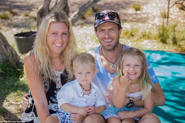 Họ đã bán tất cả mọi thứ bao gồm cả nhà để cùng hai con nhỏ chu du khắp đất nước Australia. 