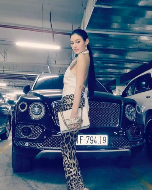 Một chiếc túi mà Huyền Baby có thể thay đổi với nhiều phong cách khác nhau.