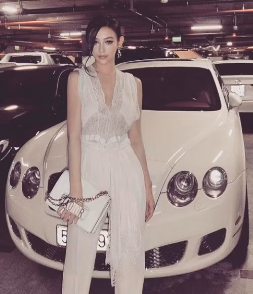 Dùng chiếc túi để tạo nên diện mạo chỉn chu cho style all white.