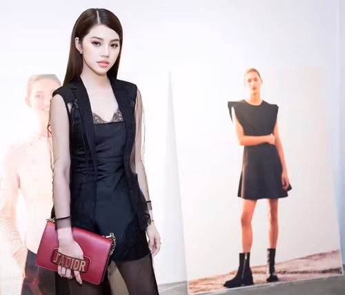 Cùng 1 item nhưng khi biến chiếc túi thành clutch cầm tay sẽ giúp chủ nhân sang trọng hơn trong mỗi sự kiện.