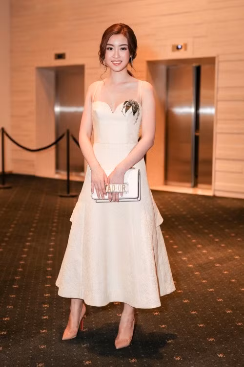 Hoa hậu Đỗ Mỹ Linh thanh lịch với diện mạo xinh đẹp, thu hút trên thảm đỏ sự kiện.