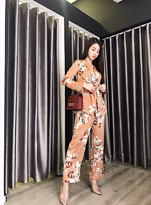 Dior J’adior bag là một trong những chiếc túi tạo nên mức độ "phủ sóng" rộng trong nửa đầu năm 2017. Không chỉ các nghệ sĩ Việt mà các tín đồ thời trang nước ngoài cũng rất chuộng mẫu túi này, ngoài kiểu dáng hiện đại thì màu sắc trơn với thiết kế quai cầm gắn logo bằng kim loại sang chảnh thì khi cần thiết bạn hoàn toàn có thể tung tăng phố với dây đeo chéo tiện lợi. Được biết, mẫu túi nằm trong bộ sưu tập Dior Spring Summer 2017 và có giá bán 2000 Euro khoảng 54 triệu đồng với những gam màu giới hạn: đen, trắng, đỏ... thanh lịch và dễ kết hợp với nhiều style khác nhau.