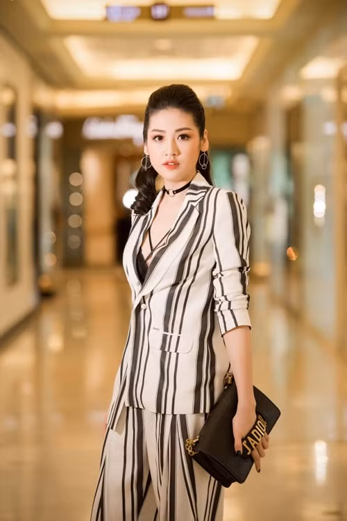 Á hậu Tú Anh nắm bắt trend kịp thời khi dùng chiếc túi màu đen làm điểm nhấn cho set đồ với style menswear.